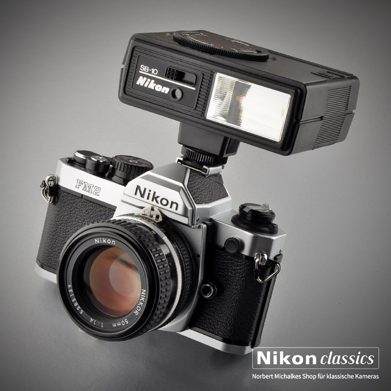 Der Nikon SB-10, ideal für Kameras wie Nikon FM oder FM2. Zwei Automatikbereiche, Blitzbereitschaftsanzeige im Sucher. Leitzahl 25 (100ASA)