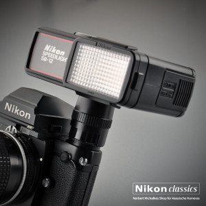 Der Nikon SB-12 ist ein Blitzgerät speziell für die F3-Reihe und ermöglicht Blitzaufnahmen mit TTL-Messung