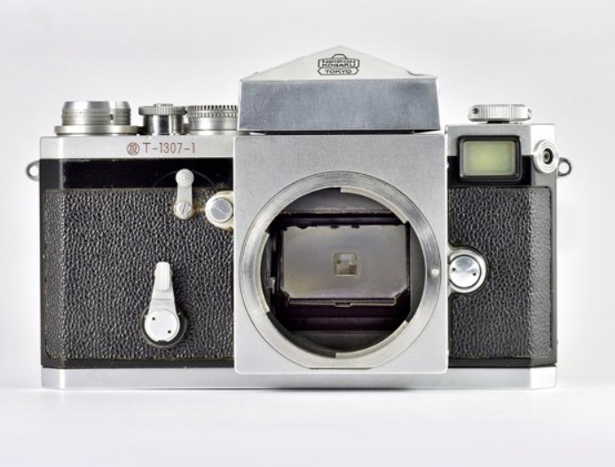 Früher Entwurf der Nikon F mit zusätzlichem Durchsichtsucher