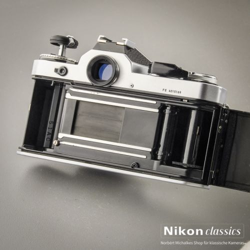 Nikon FE mit Nikon 50/1,8 Starter-Set