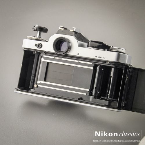 Nikon FE mit Zoom-Nikkor 35-70/3,3-4,5 Starter-Set
