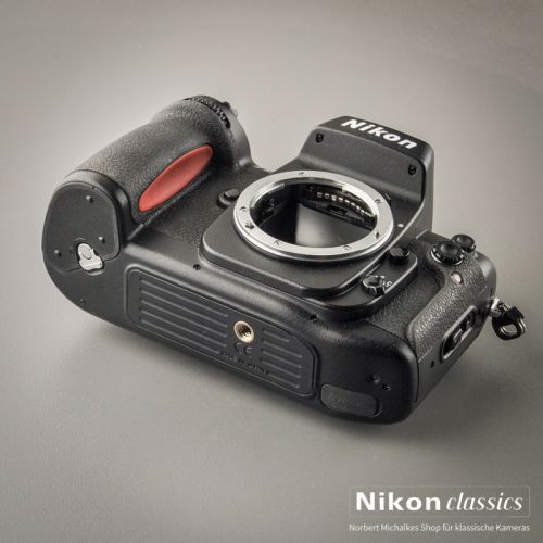 Nikon F100