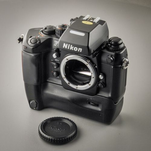 Nikon F4E mit MB-23 (Zustand A)