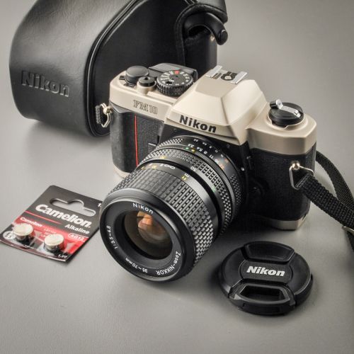 Nikon FM10 mit Zoom-Nikkor 35-70/3,3-4,5 AIS