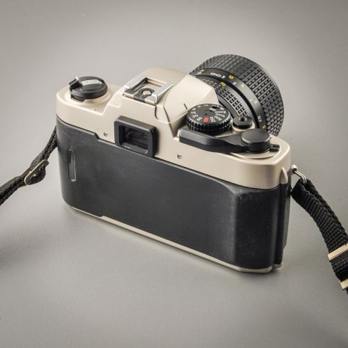 Preview: Nikon FM10 mit Zoom-Nikkor 35-70/3,3-4,5 AIS