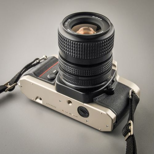 Preview: Nikon FM10 mit Zoom-Nikkor 35-70/3,3-4,5 AIS