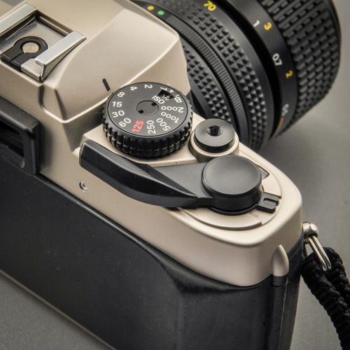 Preview: Nikon FM10 mit Zoom-Nikkor 35-70/3,3-4,5 AIS