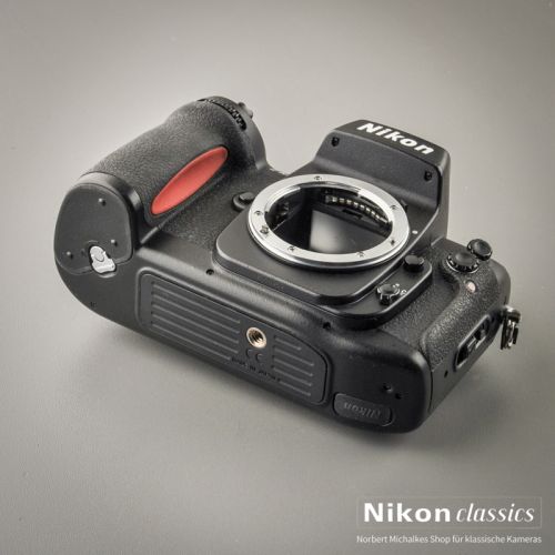 Preview: Nikon F100