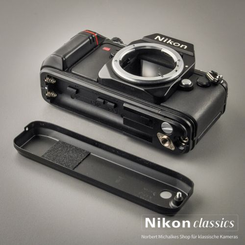 Preview: Nikon F301 mit MB-3 (Zustand A/A-)