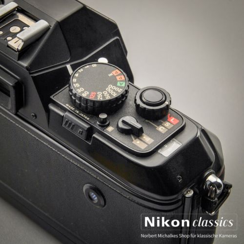 Preview: Nikon F301 mit MB-3 (Zustand A/A-)