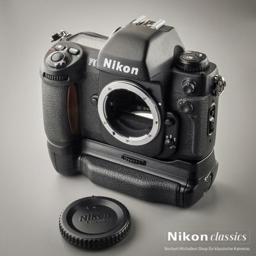 Nikon F100 mit Battery Pack MB-15 (Zustand A)