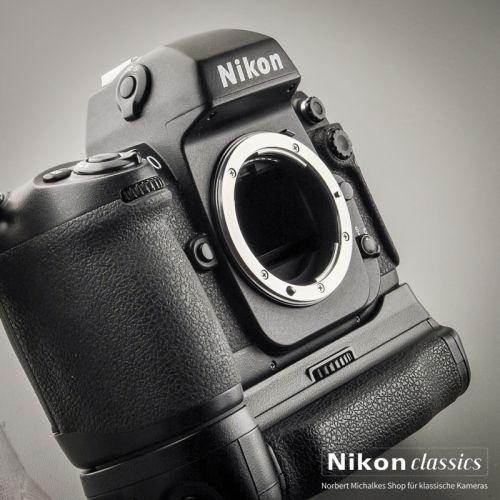 Nikon F100 mit Battery Pack MB-15 (Zustand A)