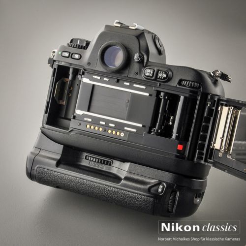 Nikon F100 mit Battery Pack MB-15 (Zustand A)