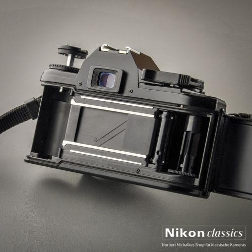 Nikon EM with Nikon Lens 50/1,8 Starter Set