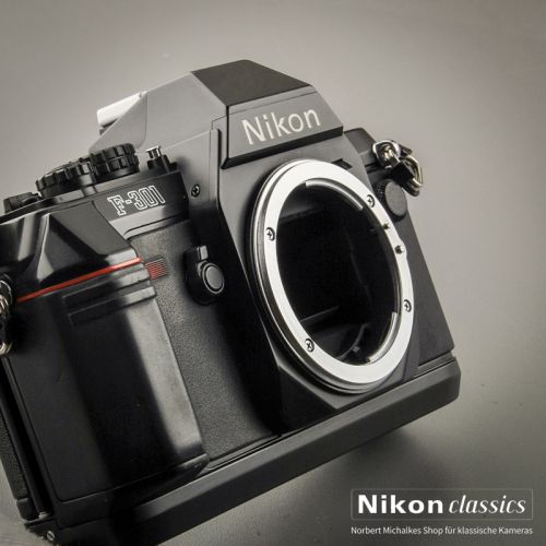 Nikon F301 mit MB-3 (Zustand A/A-)