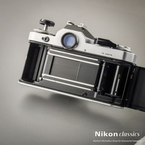 Nikon FE mit Nikon 50/1,8 Starter-Set