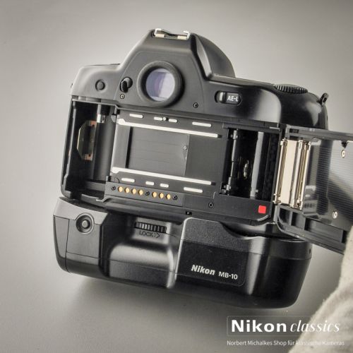 Nikon F90x mit MB-10 (Zustand A/A-)