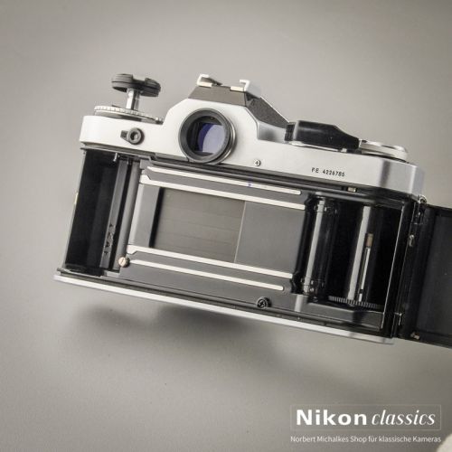 Nikon FE mit Nikon 50/1,8 Starter-Set