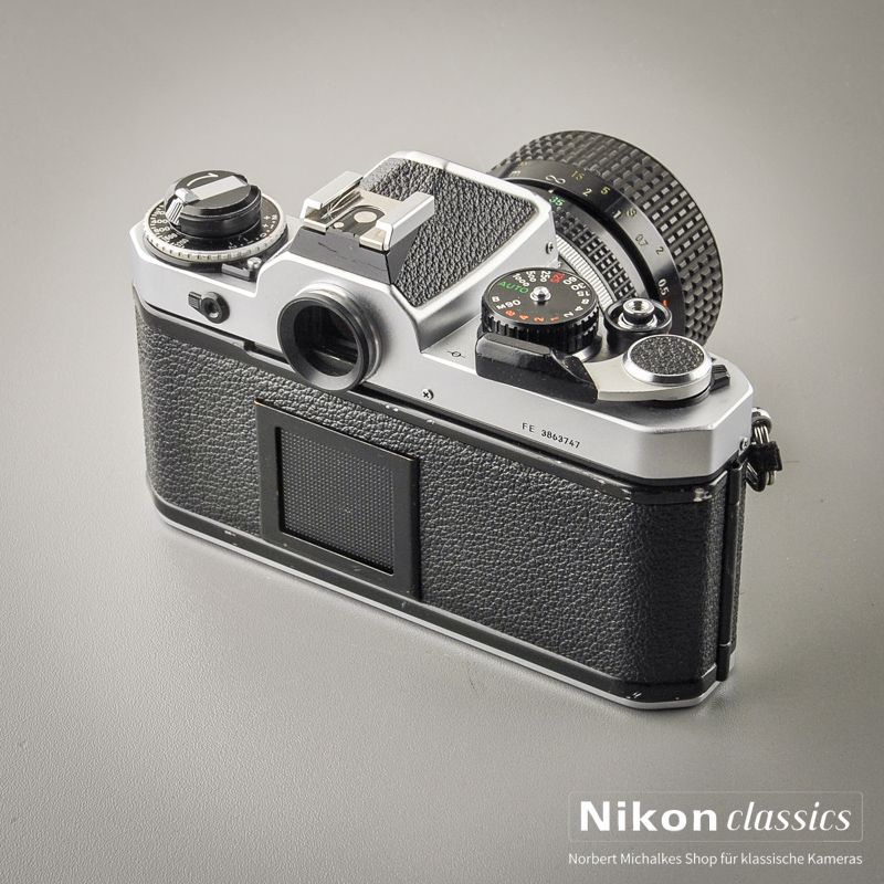 Nikon FE mit Zoom-Nikkor 35-70/3,3-4,5 Starter-Set