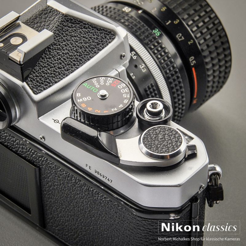 Nikon FE mit Zoom-Nikkor 35-70/3,3-4,5 Starter-Set