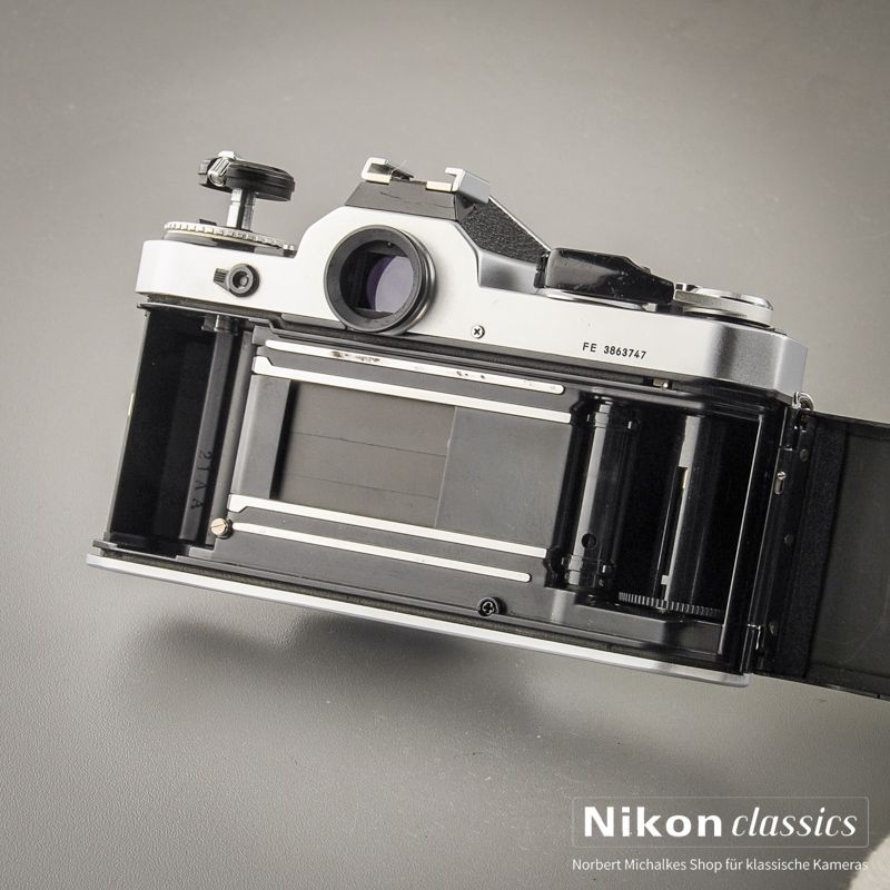 Nikon FE mit Zoom-Nikkor 35-70/3,3-4,5 Starter-Set