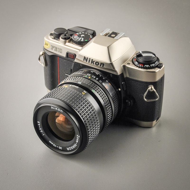 Nikon FE10 mit Nikon Zoom 35-70/3,5-4,8 AIS