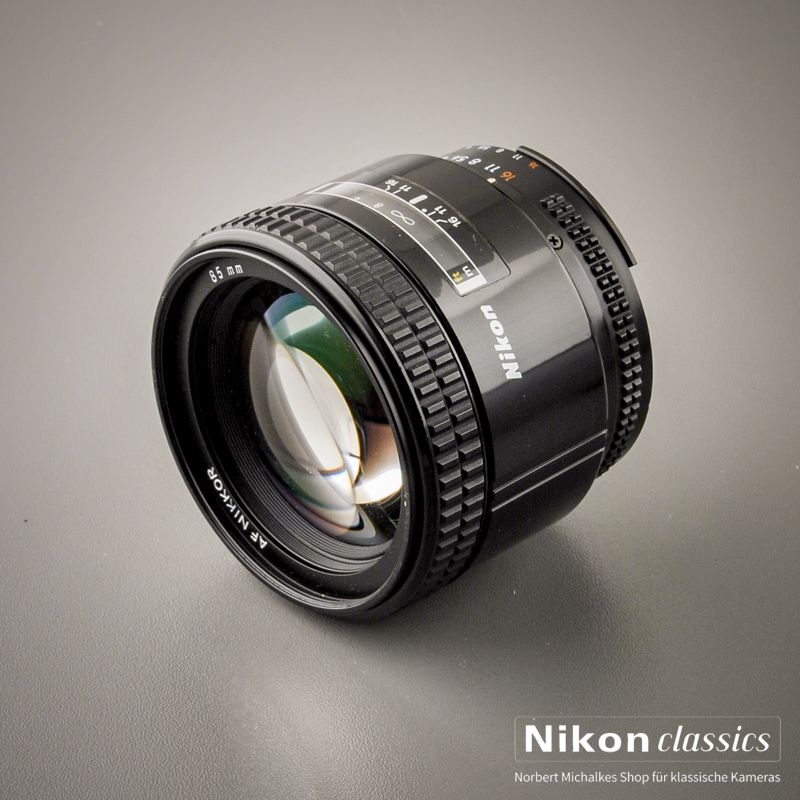 Nikon AF Nikkor 85/1,8 mit HN-23 (Zustand A) OVP