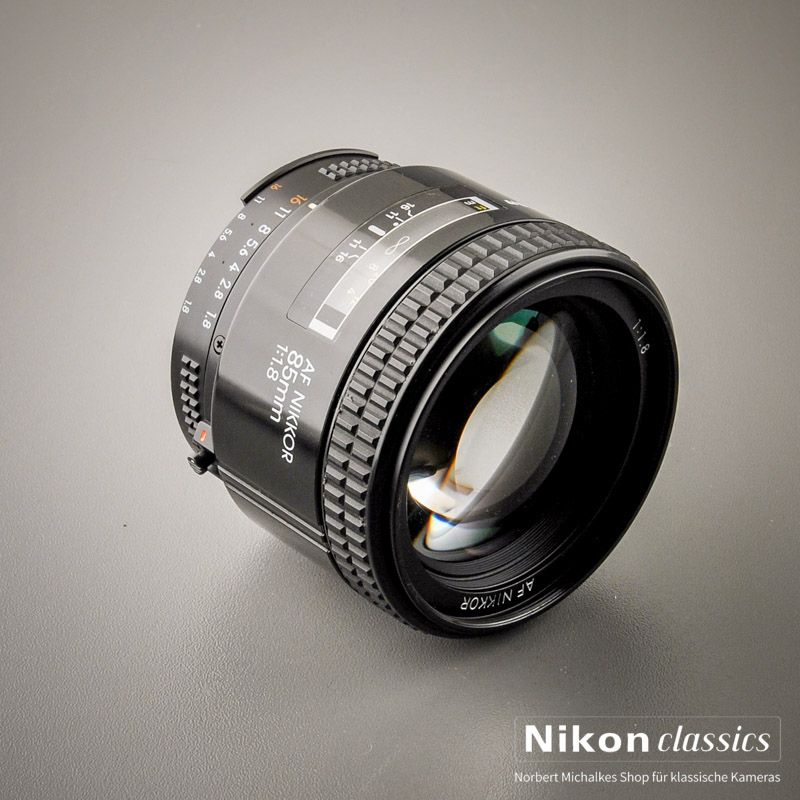 Nikon AF Nikkor 85/1,8 mit HN-23 (Zustand A) OVP
