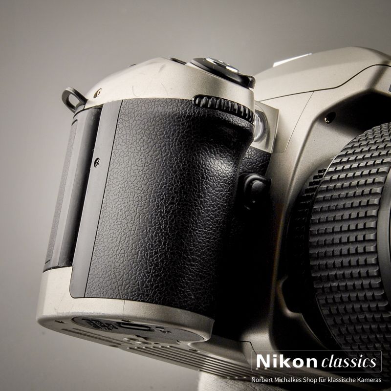 Nikon F80 mit AF-D-Nikkor 28-105 Special Set (Zustand A-) OVP