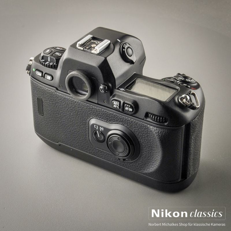 Nikon F100