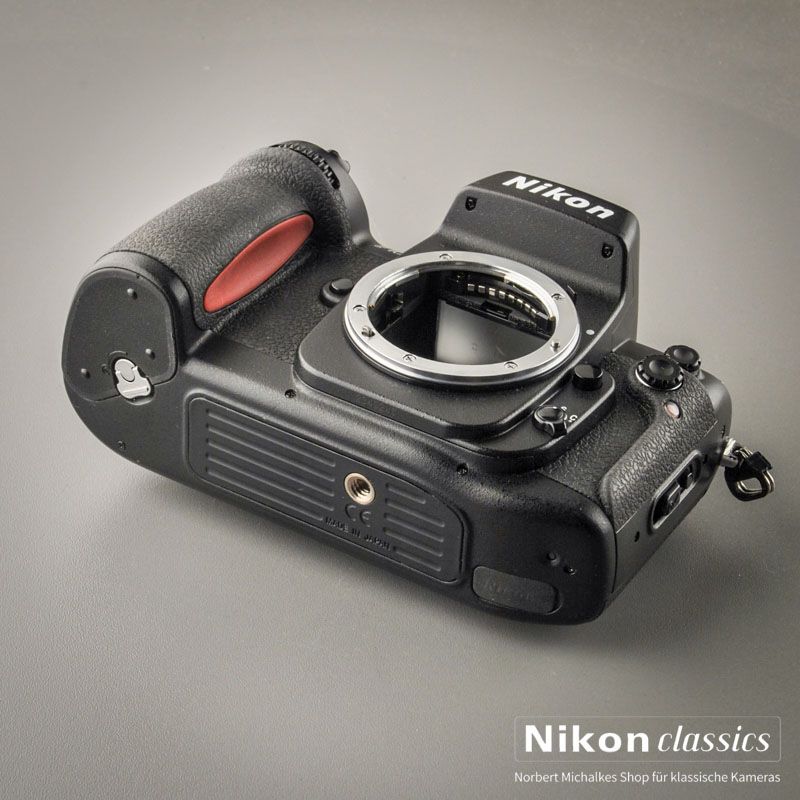 Nikon F100