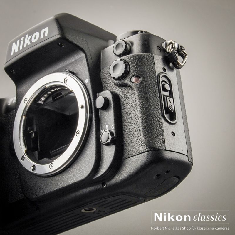 Nikon F100