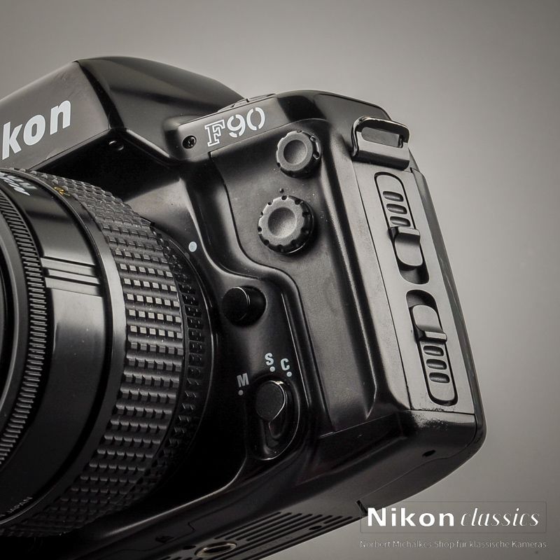 Nikon F90 mit AF-Nikkor 35-70 (Zustand A-)