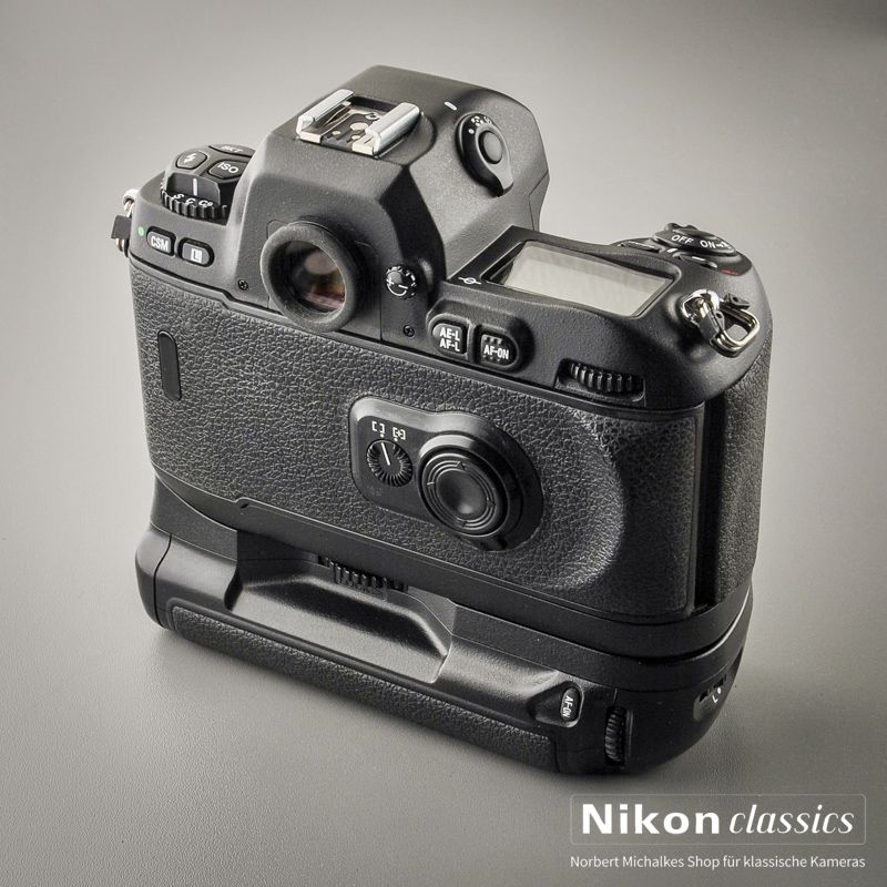 Nikon F100 mit Battery Pack MB-15 (Zustand A)