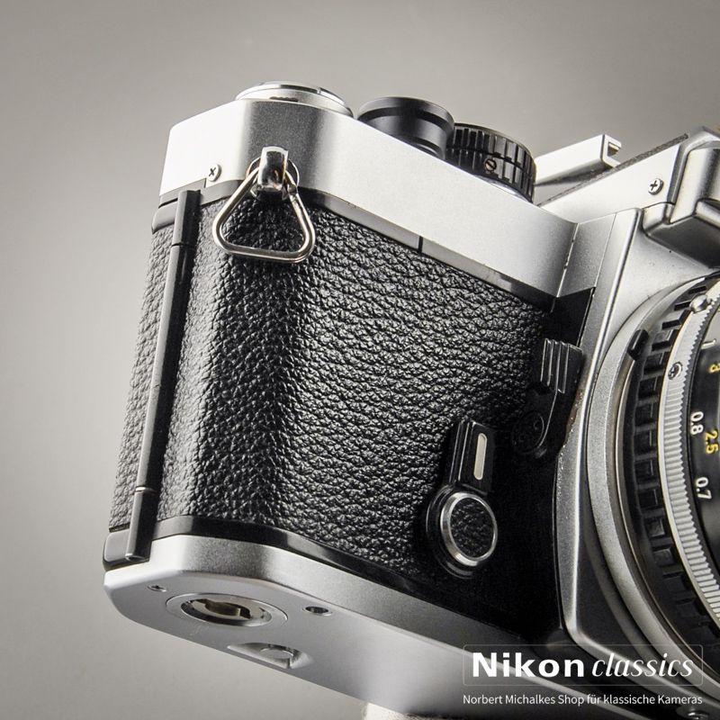 Nikon FE mit Nikon 50/1,8 Starter-Set