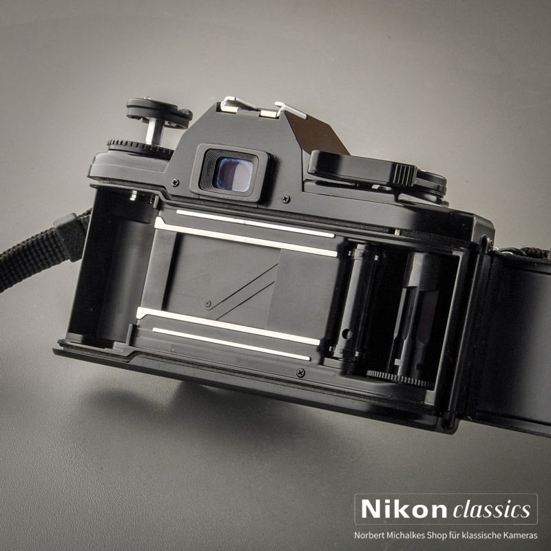 Nikon EM with Nikon Lens 50/1,8 Starter Set