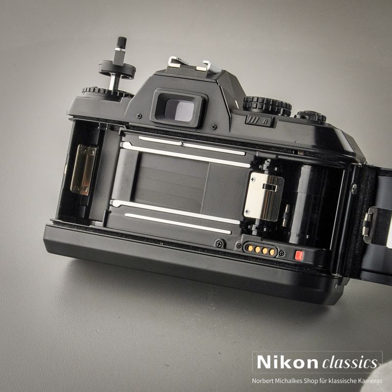 Nikon F301 mit MB-3 (Zustand A/A-)