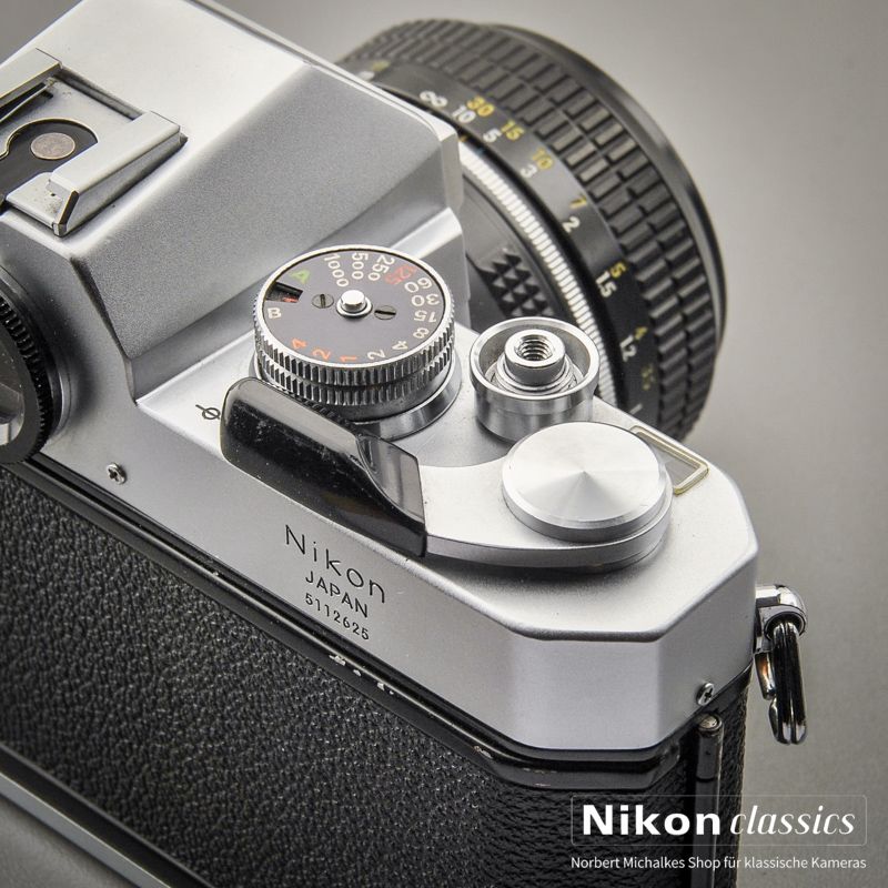 Nikkormat EL with Nikkor 50/2,0 (Condition A-)