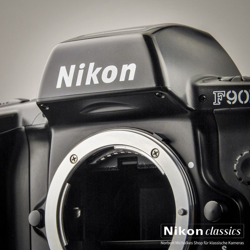 Nikon F90x mit MB-10 (Zustand A/A-)