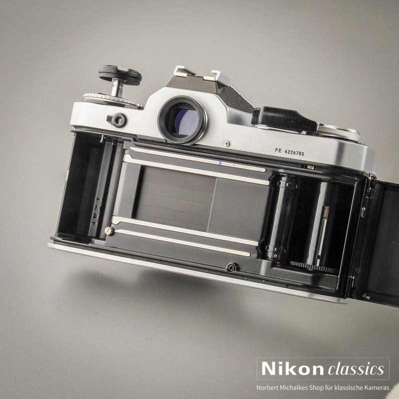 Nikon FE mit Nikon 50/1,8 Starter-Set